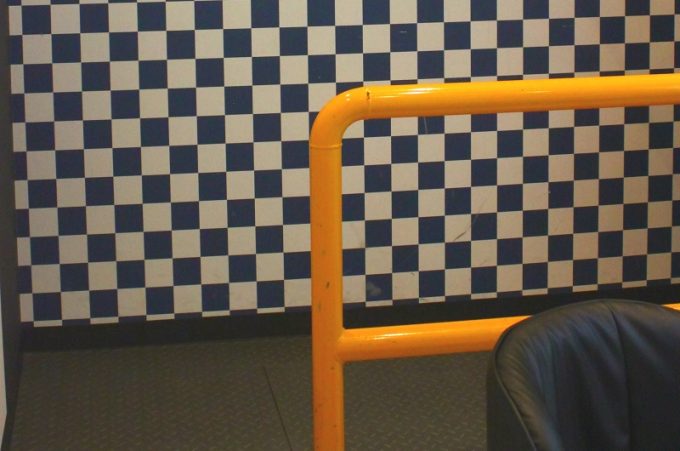 黄色いバーの向こう側がステージエリア