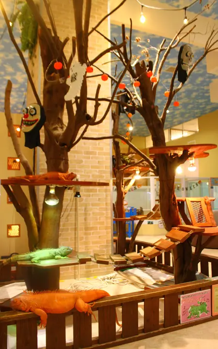 アニタッチ　イオンオール太田　ハロウィン風グリーンイグアナ