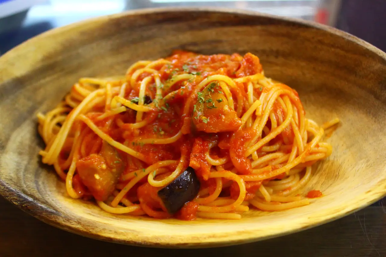 アニマルショップ+カフェ＆バー　パライゾ　揚げナスとベーコンのトマトソースパスタ