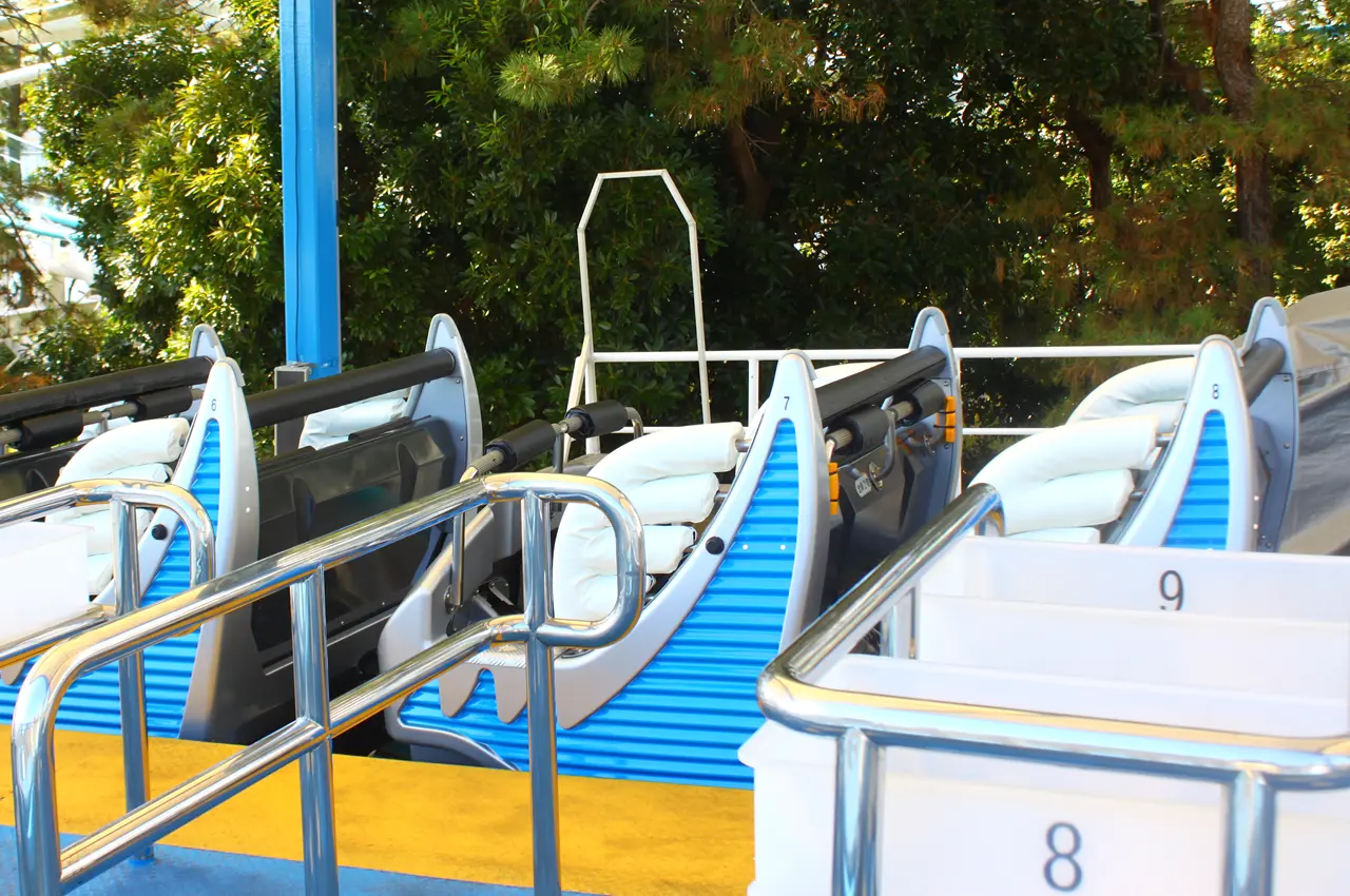 八景島シーパラダイス　サーフコースター　リヴァイアサン　車両