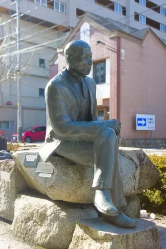 盛岡観光　いーはとーぶアベニュー材木町　石座（宮沢賢治像）