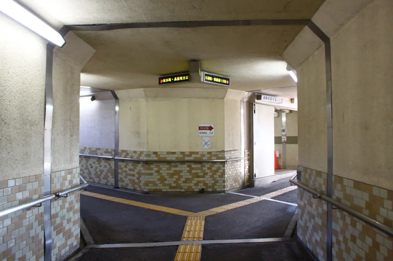 盛岡　地下道　分岐点3