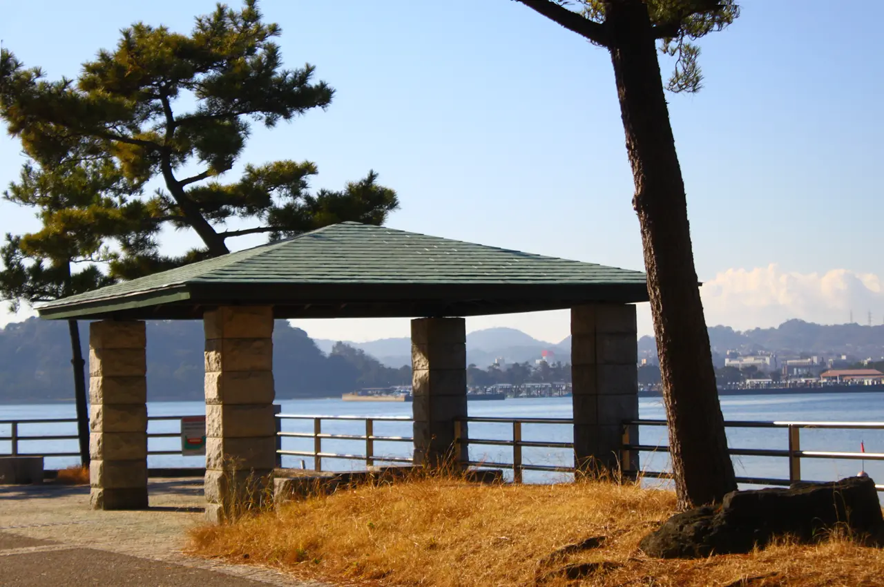 神奈川　横浜　海の公園　東屋